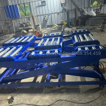 Bàn nâng con lăn dùng vận chuyển hàng hóa lên xe tải – Giải pháp bốc xếp nhanh, an toàn, tiết kiệm chi phí