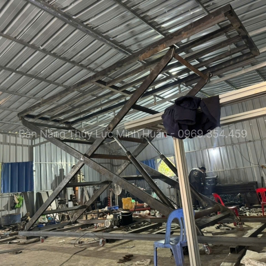 Bàn nâng hàng hóa 3m x 6m tải trọng 2 tấn – Giải pháp nâng hạ siêu tải cho nhà xưởng và kho công nghiệp quy mô lớn