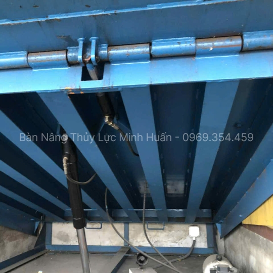 Sàn nâng xe nâng lên xe container – Giải pháp bốc xếp an toàn, tối ưu cho kho vận hiện đại